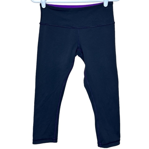 Lululemon Reversible Cropped Capri Leggings Black Purple Size 4 Yoga Pilates - Picture 1 of 8